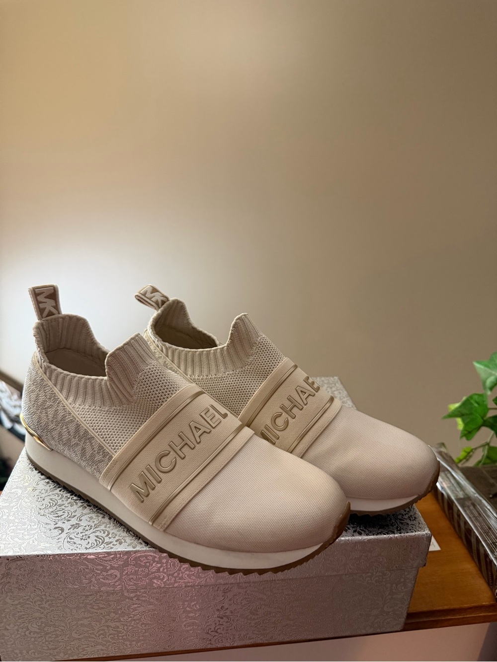 MICHAEL Michael Kors Kids Cream Slip-On Logo Sneakers